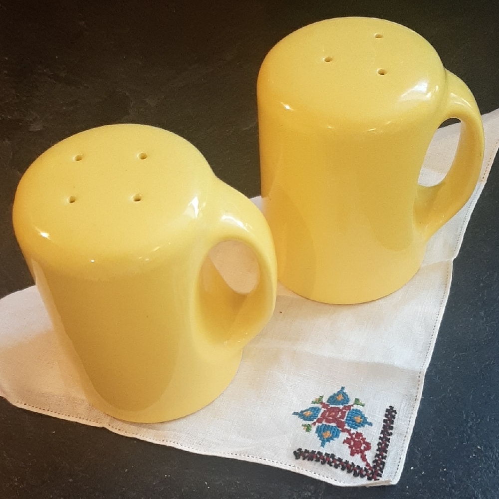FF JAPAN💛70's VINTAGE Sunny Yellow LARGE 4"×4" Ceramic Salt & Pepper Shakers